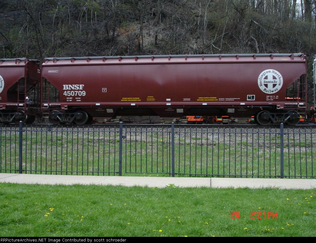 BNSF 450709 Covered Hopper EB