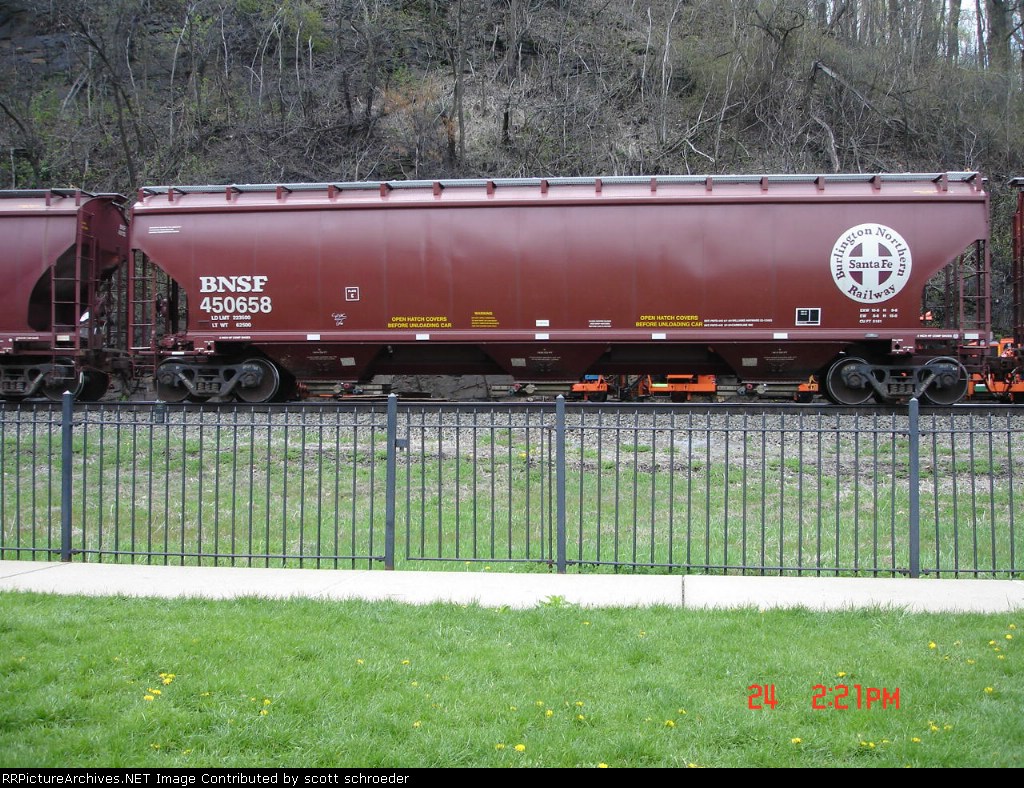 BNSF 450658 Covered Hopper EB