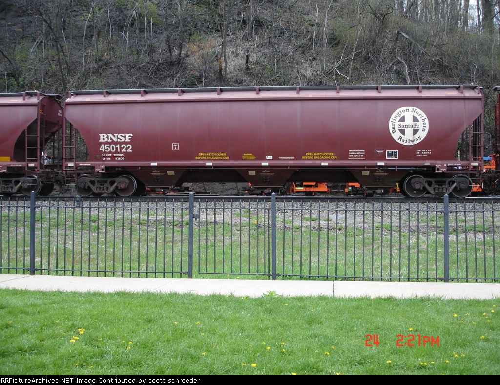 BNSF 450122 Covered Hopper EB