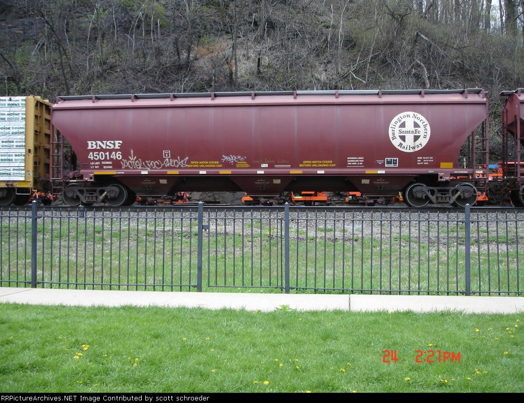 BNSF 450146 Covered Hopper EB