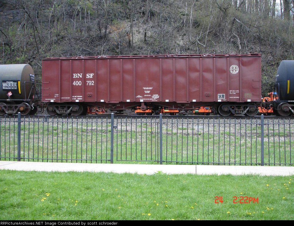 BNSF 400792 Covered Hopper EB