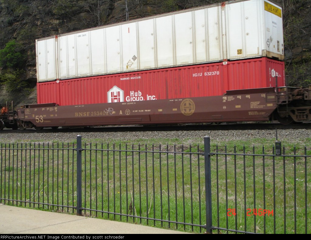 BNSF 253402A Double Stackcar w/HGIU 632370 Container & JBHU 206176 Container EB