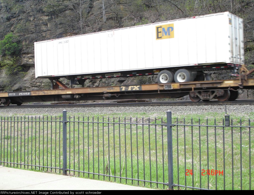 RTTX 251058 Flatcar w/EMP Trailer EB