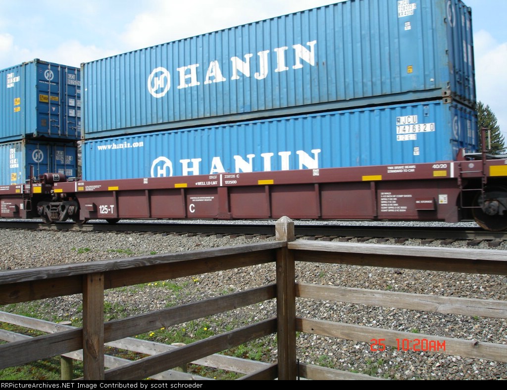 BNSF 238126C Double Stackcar w/HJCU Containers 747682 & 728333 EB