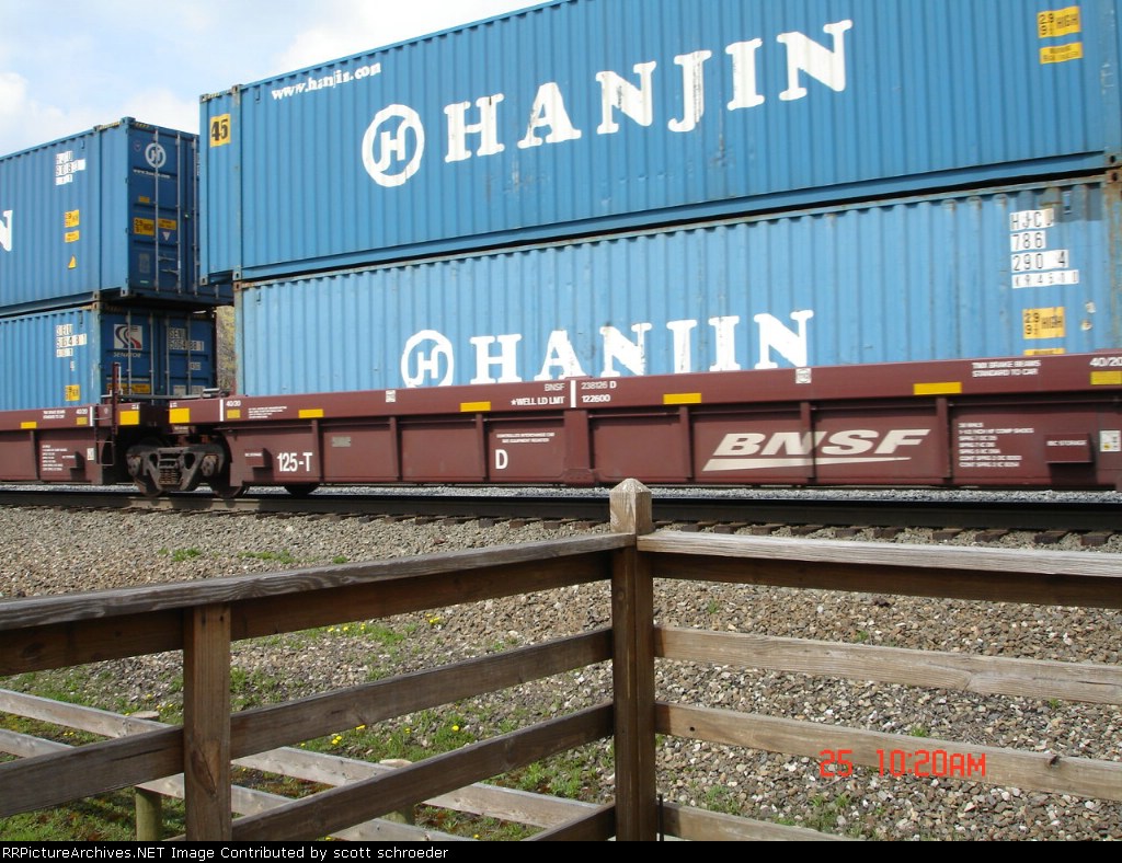 BNSF 238126D Double Stackcar w/HJCU 786290 Container EB