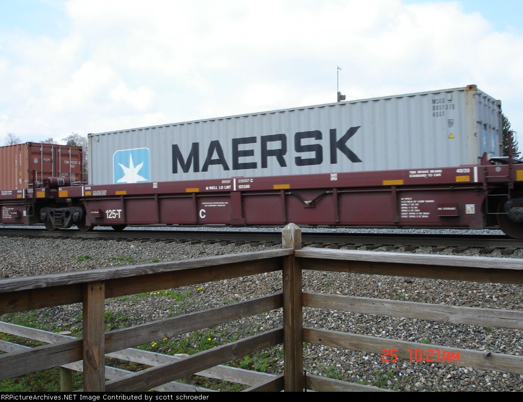 BNSF 239207C Double Stackcar w/MSKU 885137 Container EB