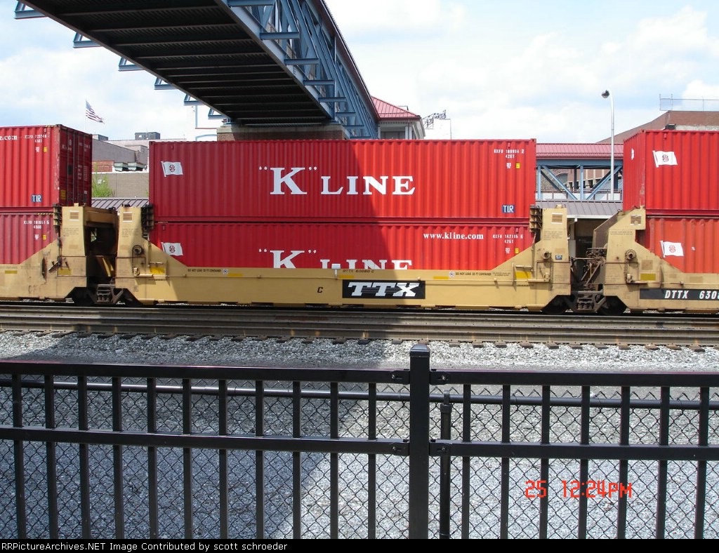 DTTX 63080C Double Stackcar w/KKFU Containers 159914 & 142195 EB