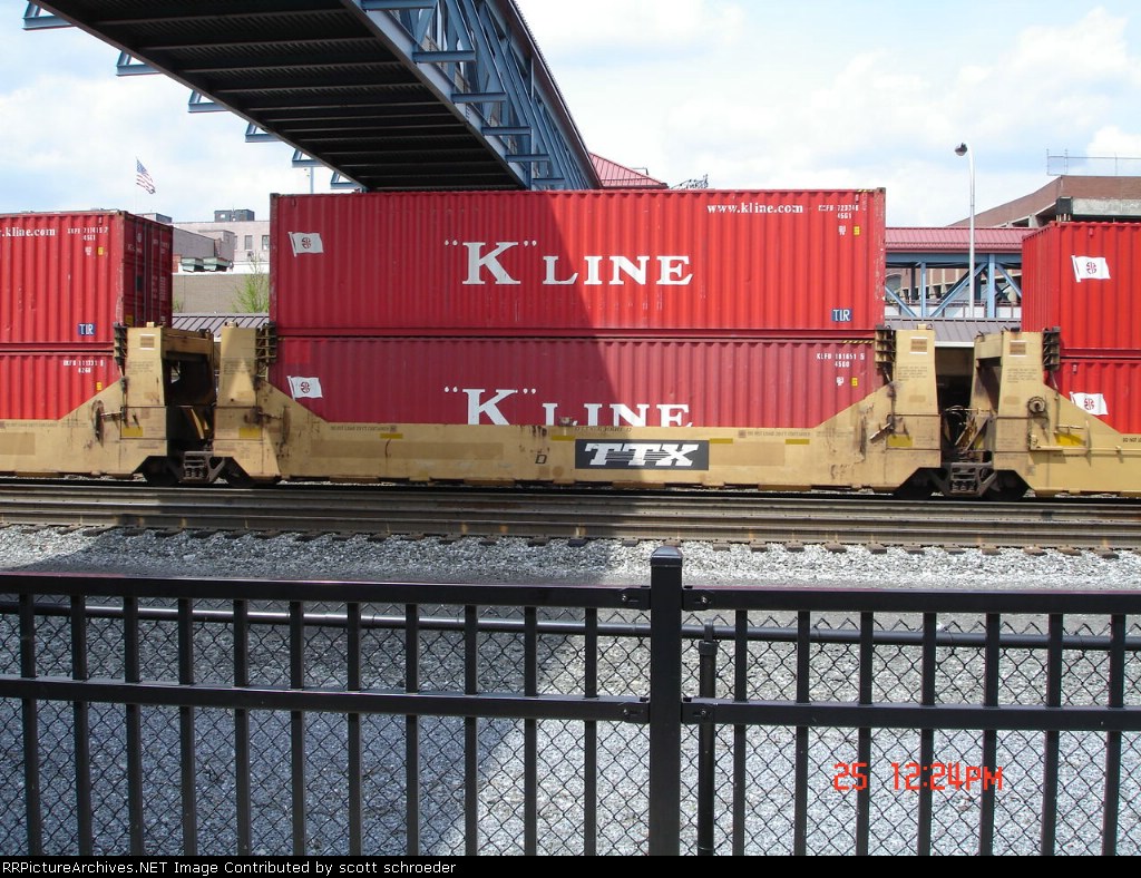 DTTX 63080D Double Stackcar w/KKFU Container 723346 & KLFU Container 181651 EB