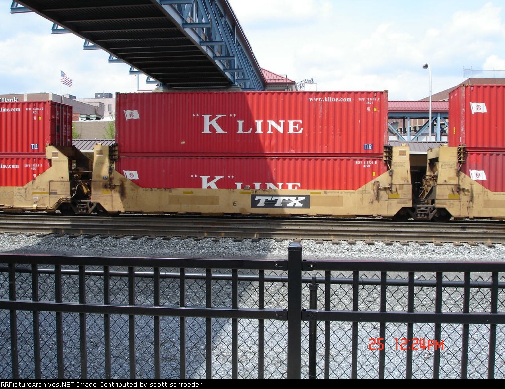 DTTX 63080E Double Stackcar w/KLFU Container 717415 & KKFU Container 111731 EB