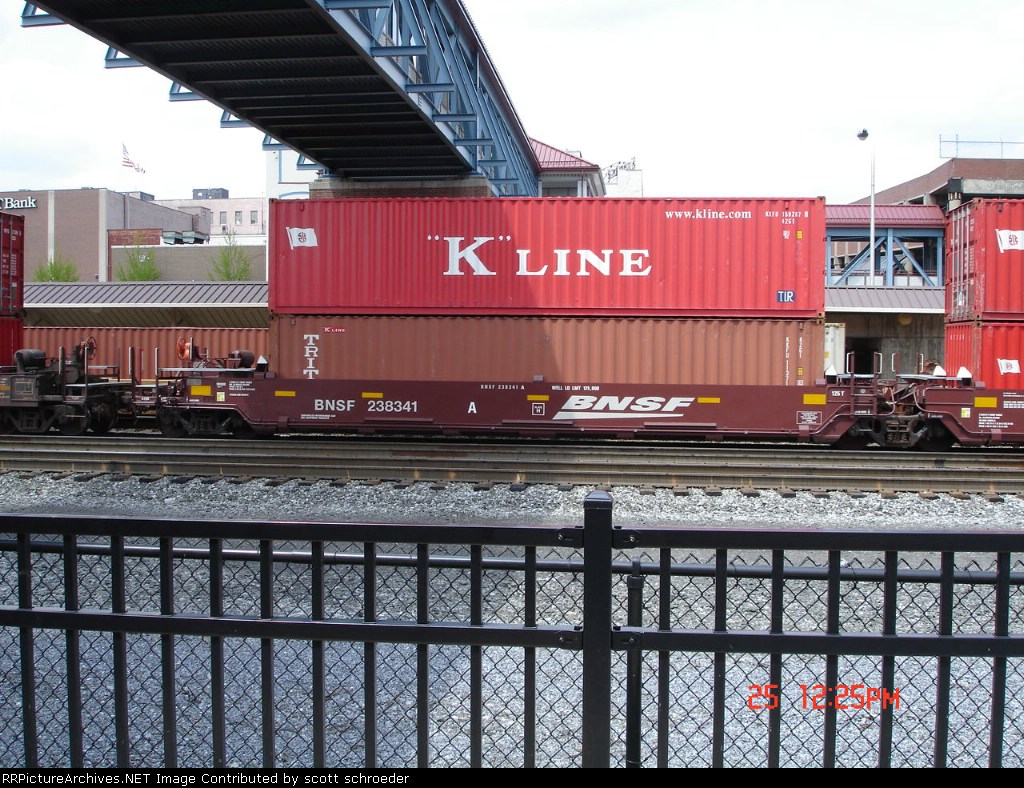 BNSF 238341A Double Stackcar w/KKFU 159267 Container EB