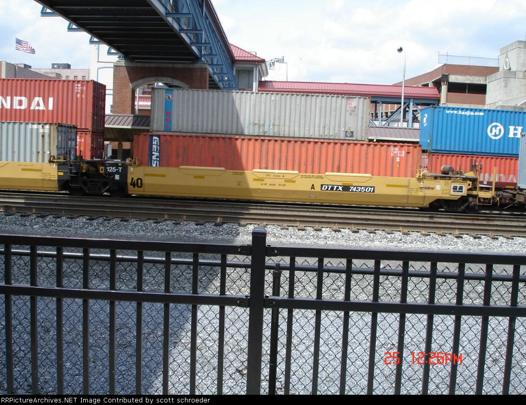 DTTX 743501A Double Stackcar w/GSTU 734739 Container EB