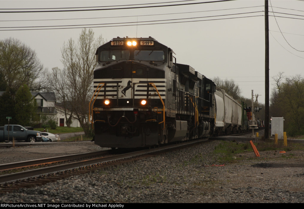 NS 9119 leads a southbound.