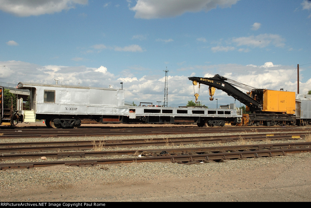 DRGW 027, Bucyrus 150-ton crane, DRGW X-3337 crane tender at Burnham Shop