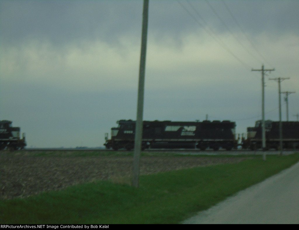 NS 6569 heading Westbound