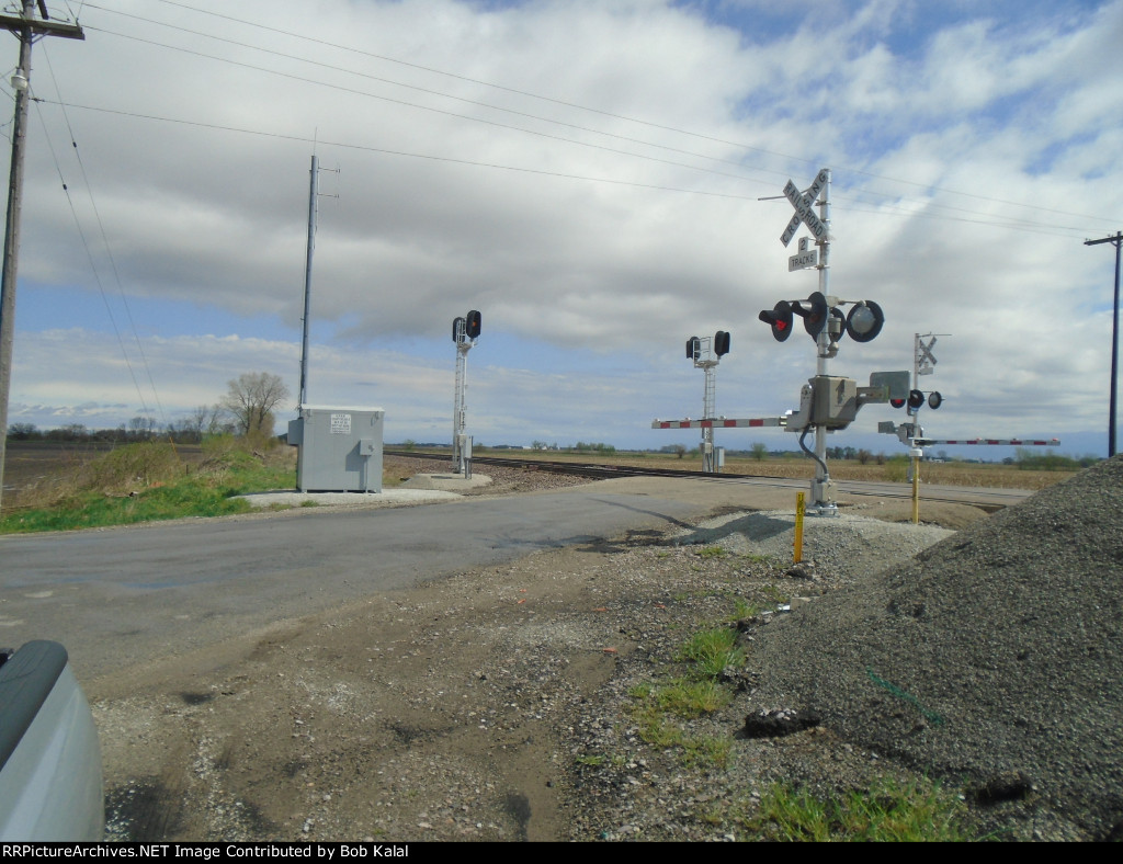 Looking North at Gates & Southbound UP 5107 & UP 8116