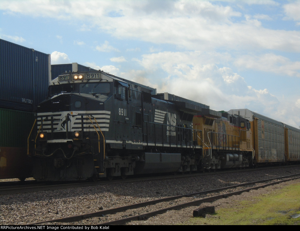NS 8911 & NS 7144 Northbound