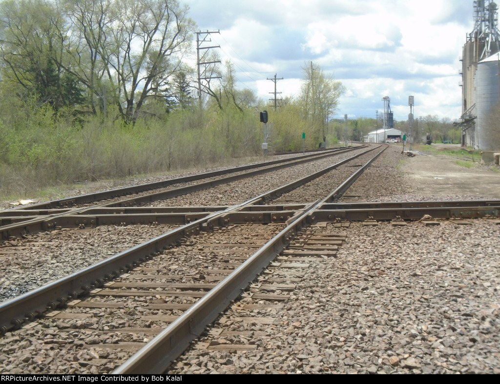 Momence Diamond looking South