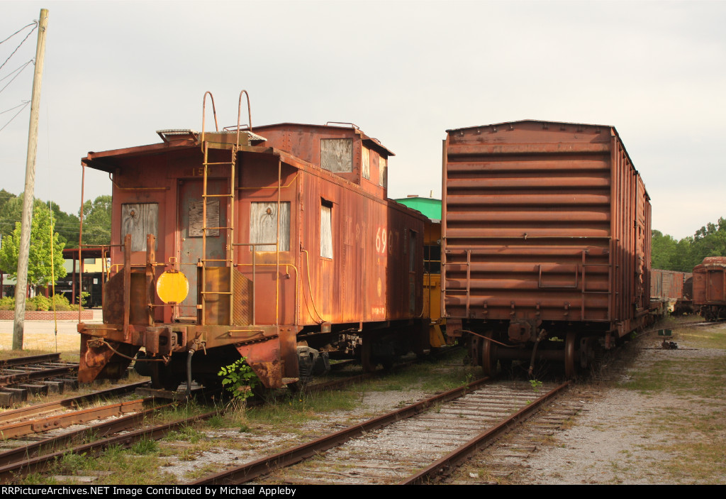 L&N 6907 and a boxcar.