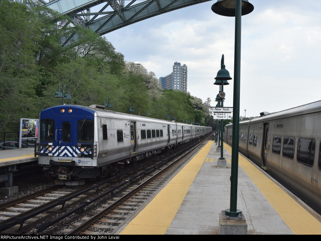 MNR M7 pulling into Spuyten Duyvil Station