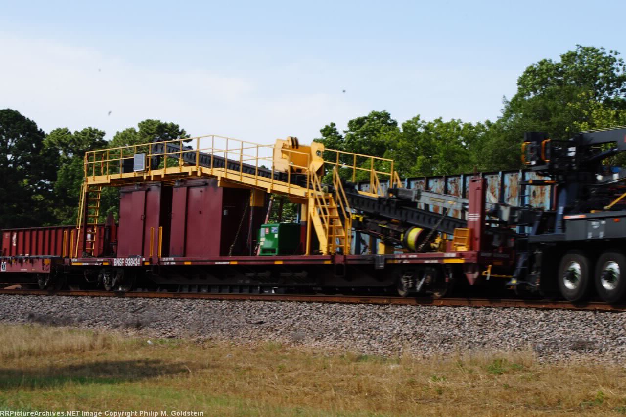BNSF 938434 - MOW Pile Driver Leed Carrier