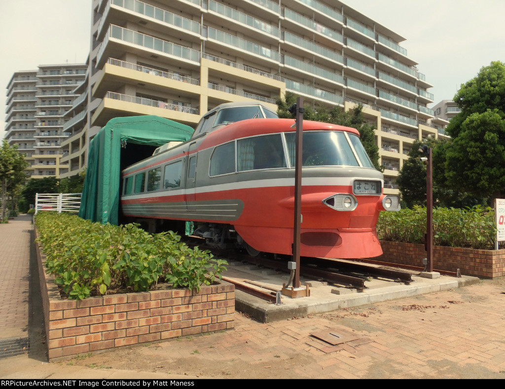 Old Romance car used as a library