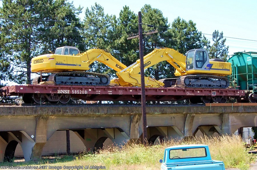 BNSF 585208 & cargo