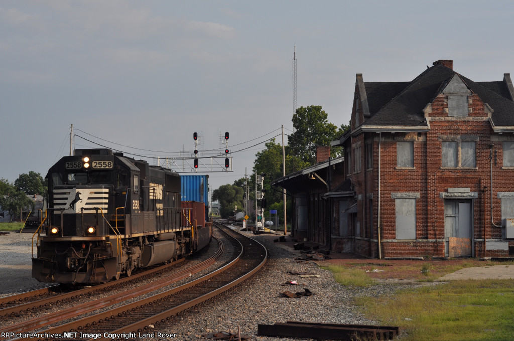 NS 2558 ExCon On NS 200 Northbound 