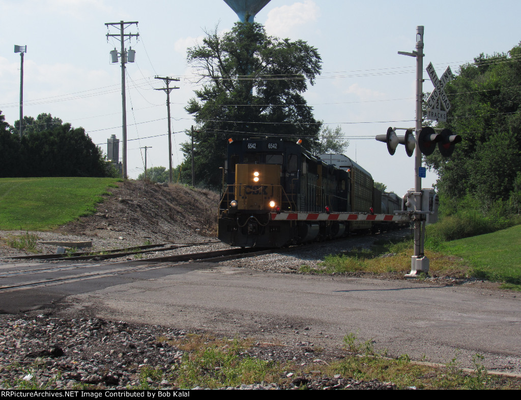 CSX6542 & 2052 heading south doing some switching