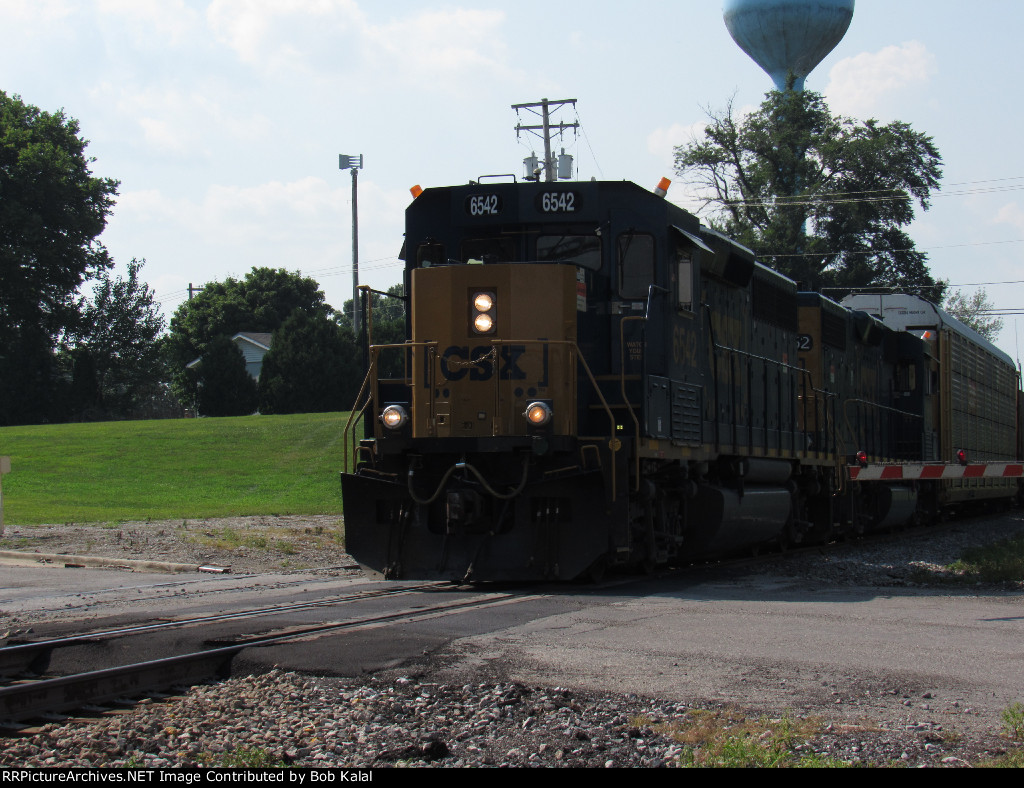 CSX6542 & 2052 heading south doing some switching