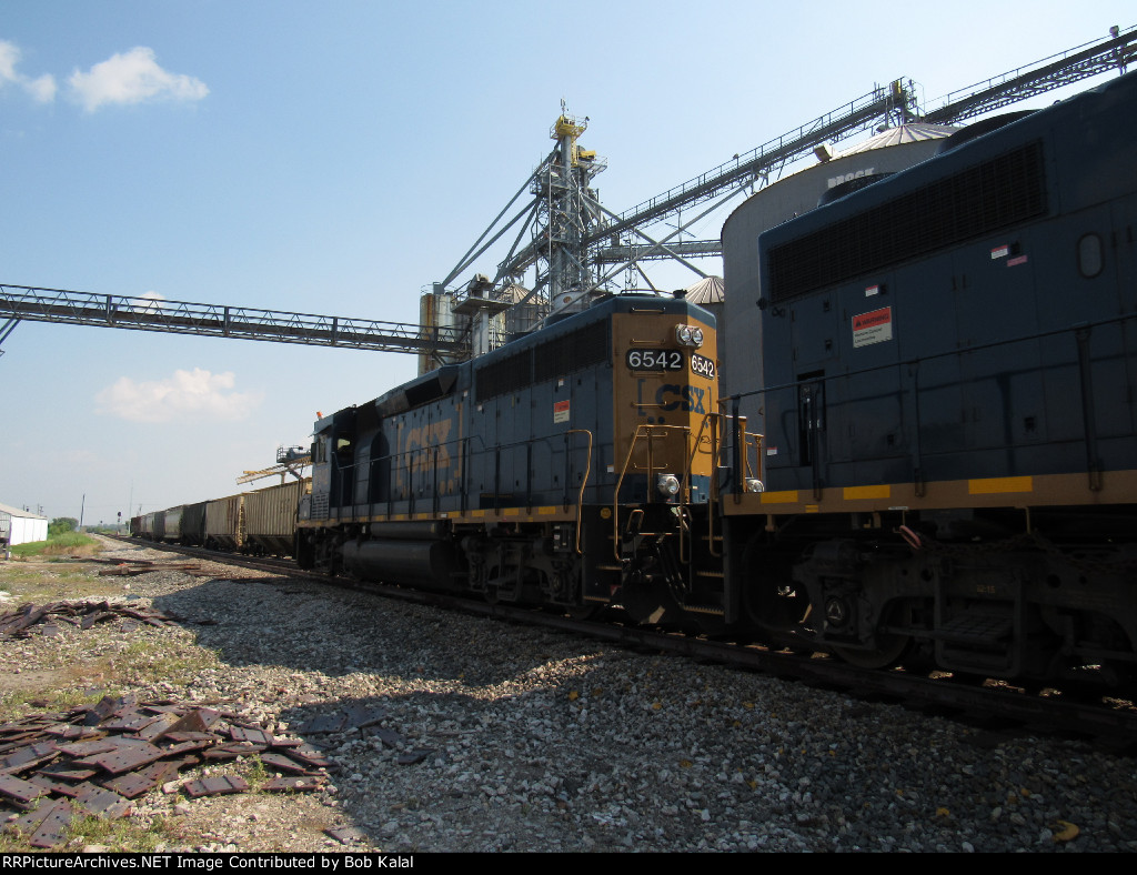 CSX6542 & 2052 heading south doing some switching