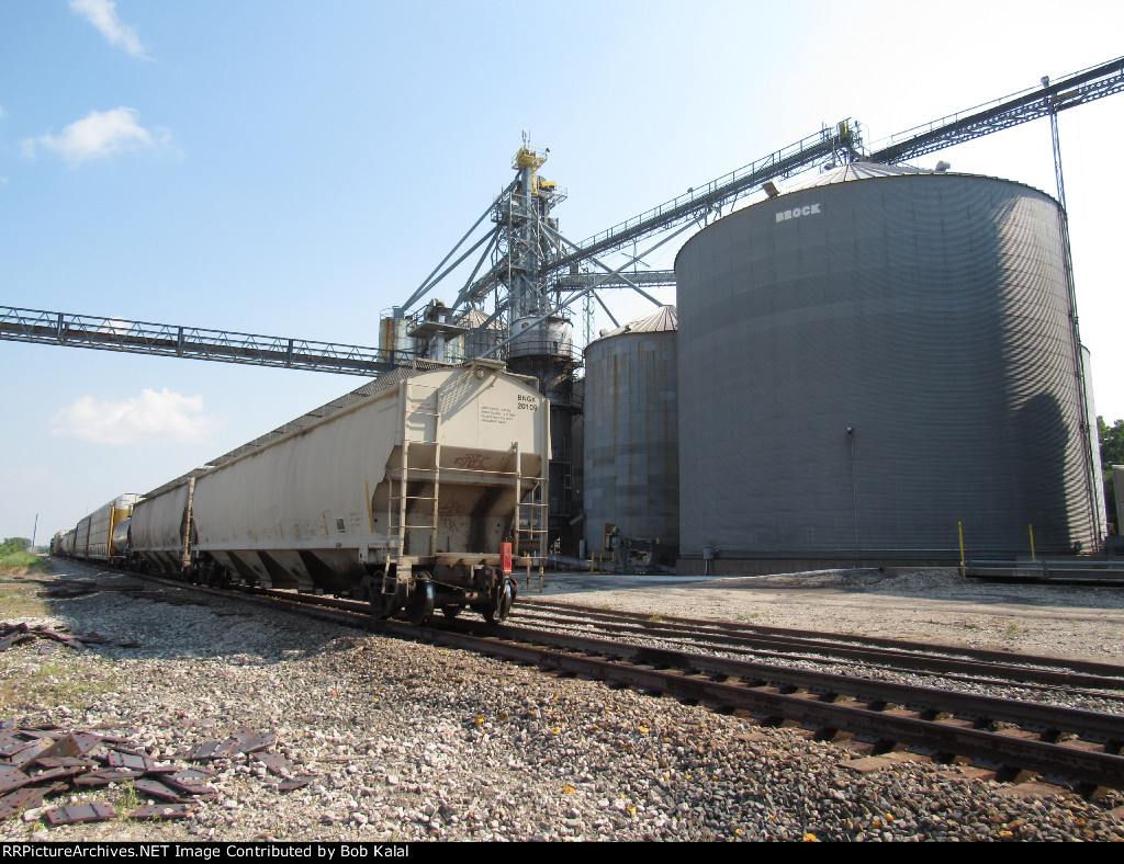 CSX6542 & 2052 heading south doing some switching last car