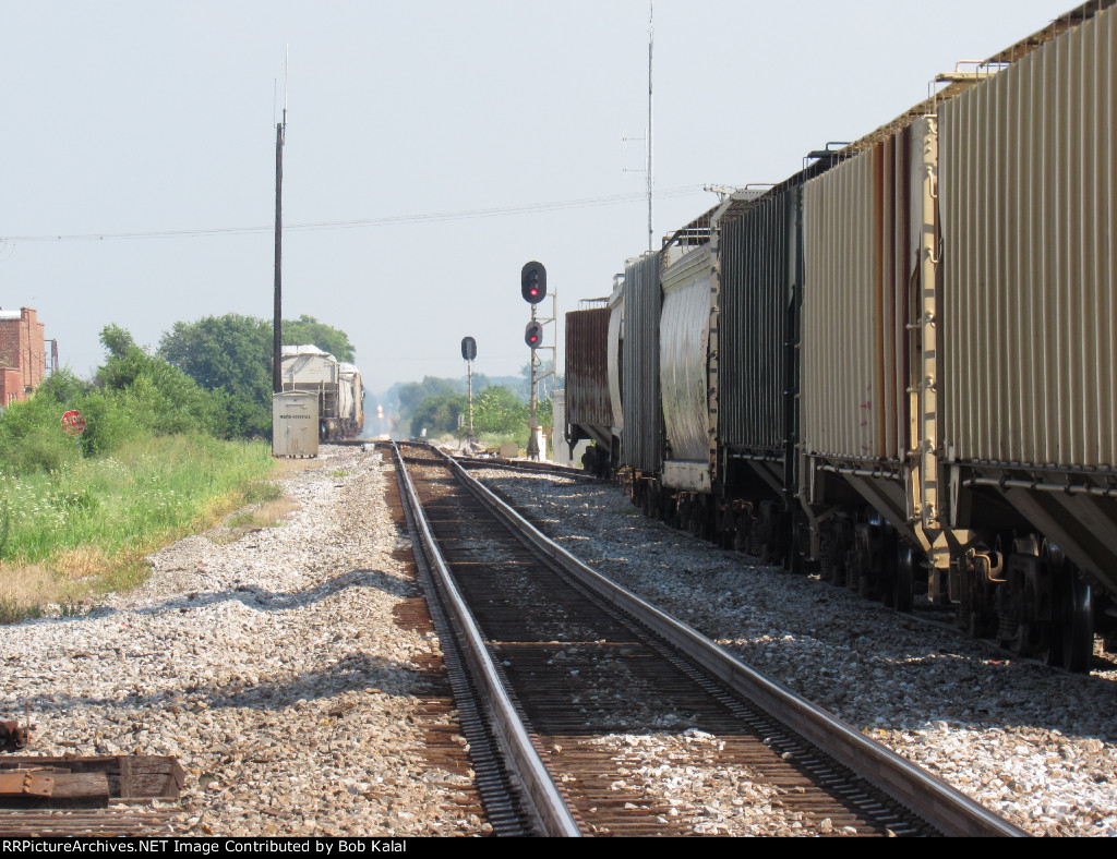 CSX6542 & 2052 heading south doing some switching pulls onto siding & waits while CSX 5351 & 156 heads north