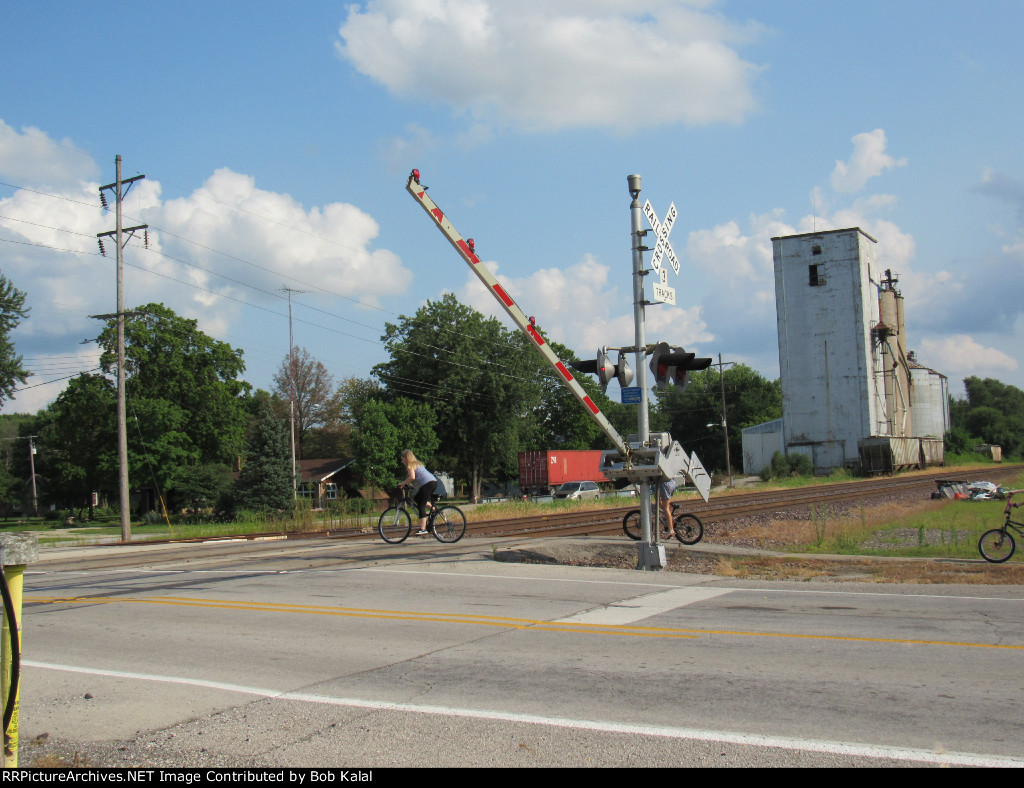 after taken photos of Grain Elevator & cruising the town, cross over tracks to leave & here comes a train