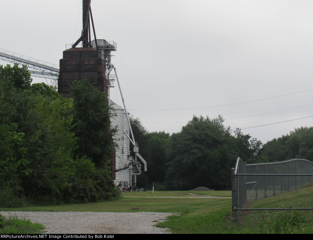 right of grain elevator is where B&O tracks headed East