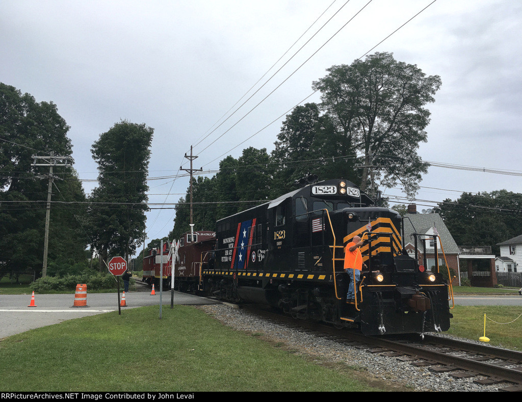 D&RR Railroad Caboose Hop backing across Main St 