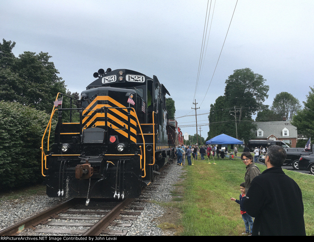 D&RR Railroad Caboose Hop Train