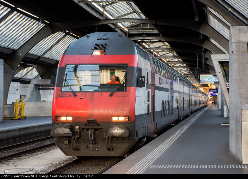 An IC-2000 set waits to depart Zurich HB