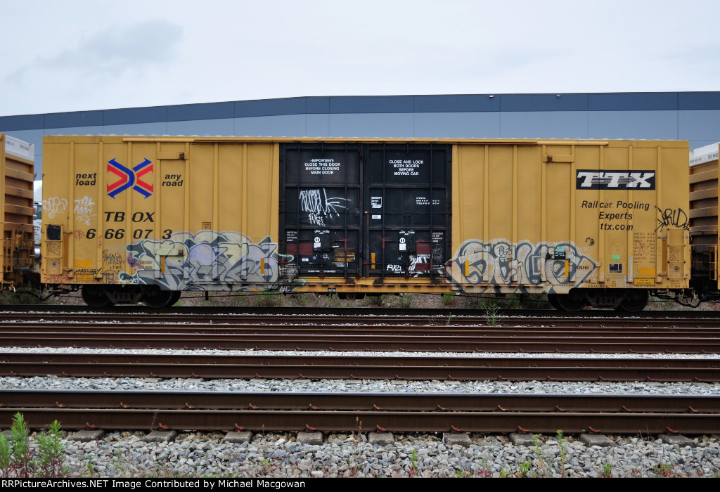 TBOX 666073 60-9 ft Double Door Excess Height Boxcar TTX (side A)