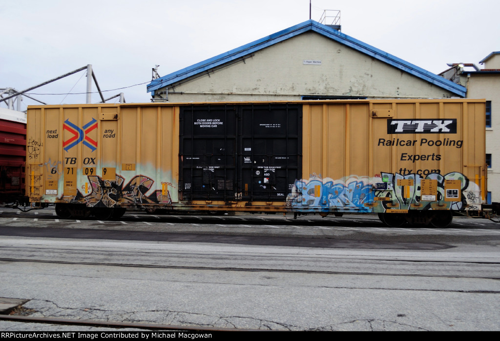 TBOX 671099 60-9 ft Double Door Excess Height Boxcar TTX (side B)