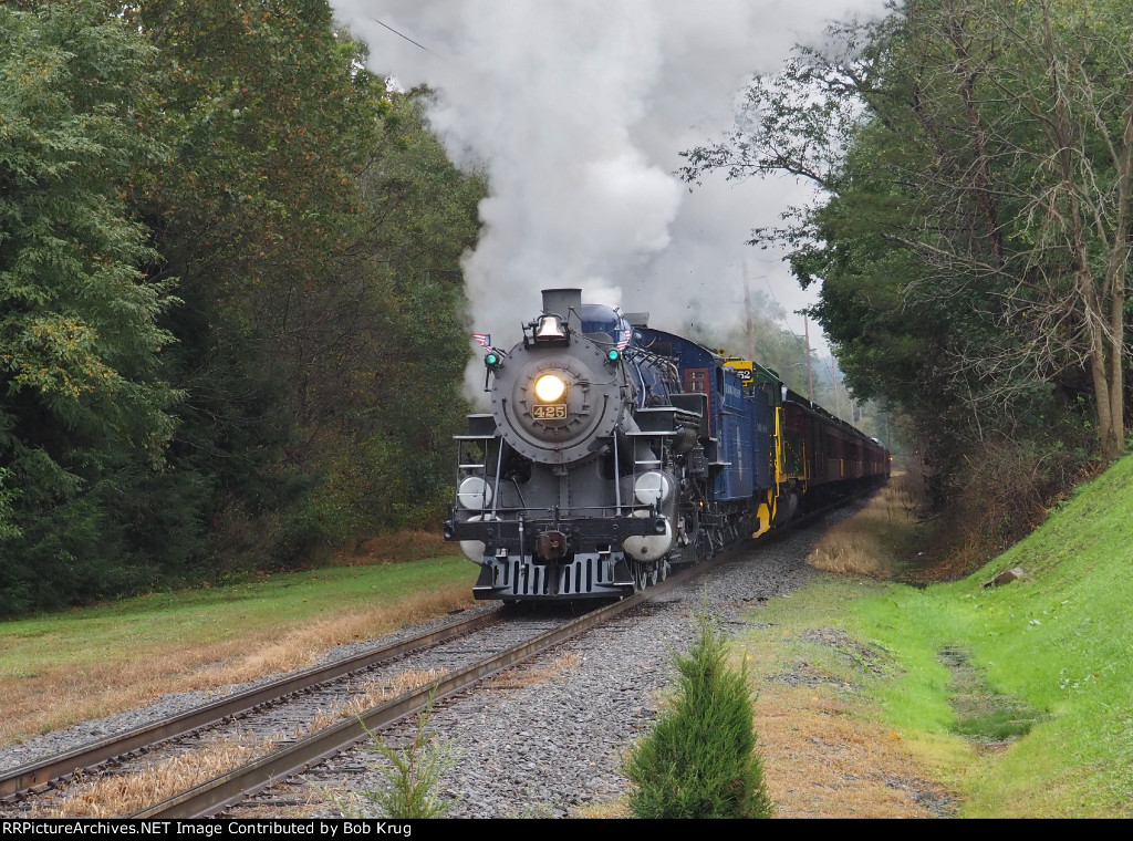 RBMN 425 charges eastbound through Hecla