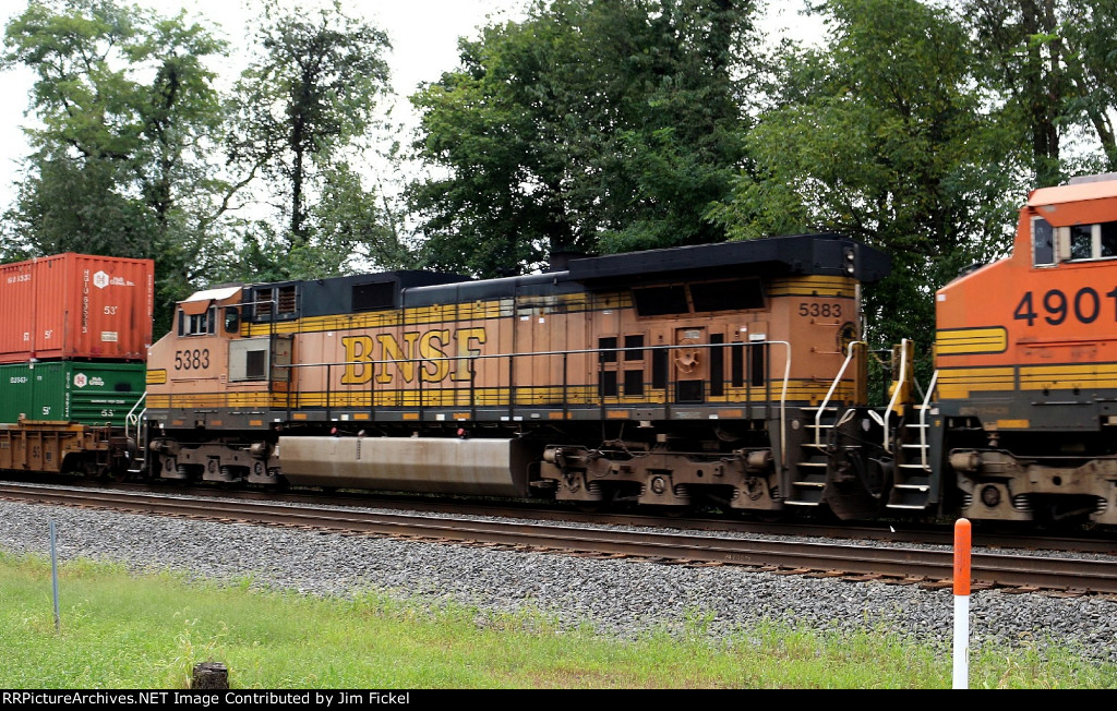 BNSF 5383 trailing on NS 211