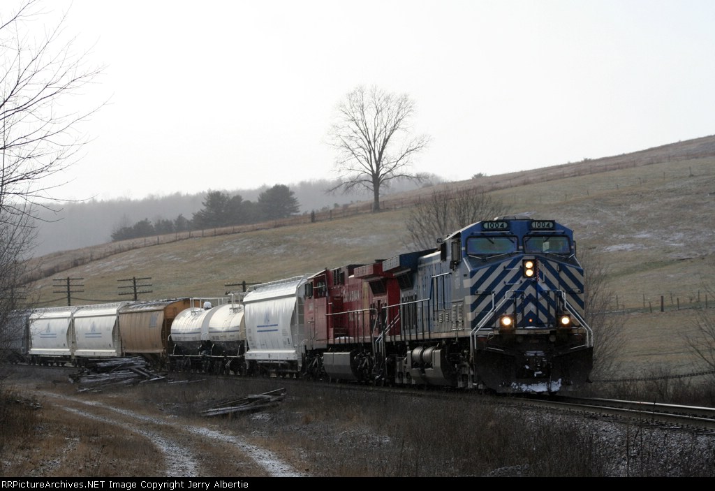 CEFX 1004 on train 253