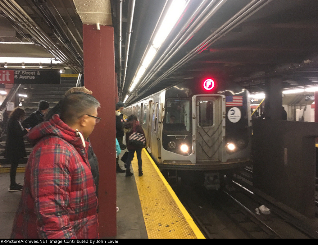 F train at 47-50th Street-Rockefeller Swation