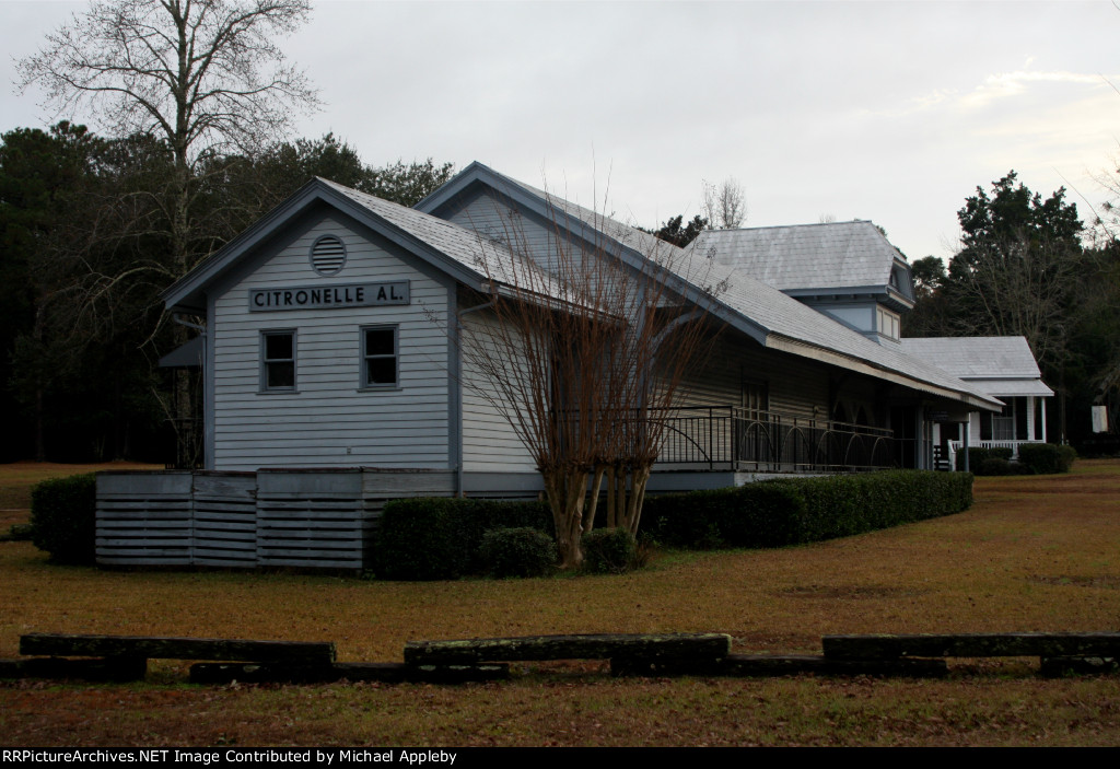 Another photo of the Citronelle depot.