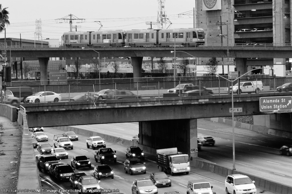 Gold Line train crossing US101