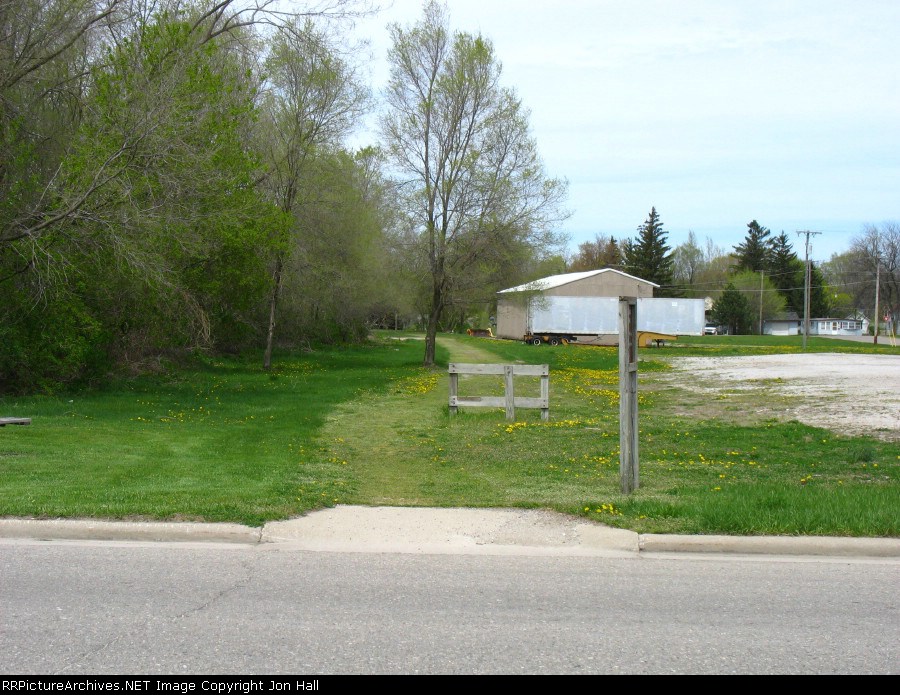 Looking northward towards the curve in town from Garfield Ave