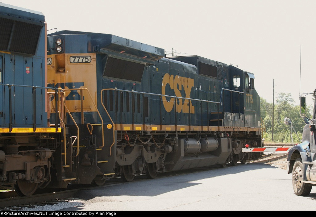 CSX 7775 rolls light across Gullatt Rd