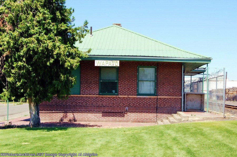 Wapato, WA. BN Station