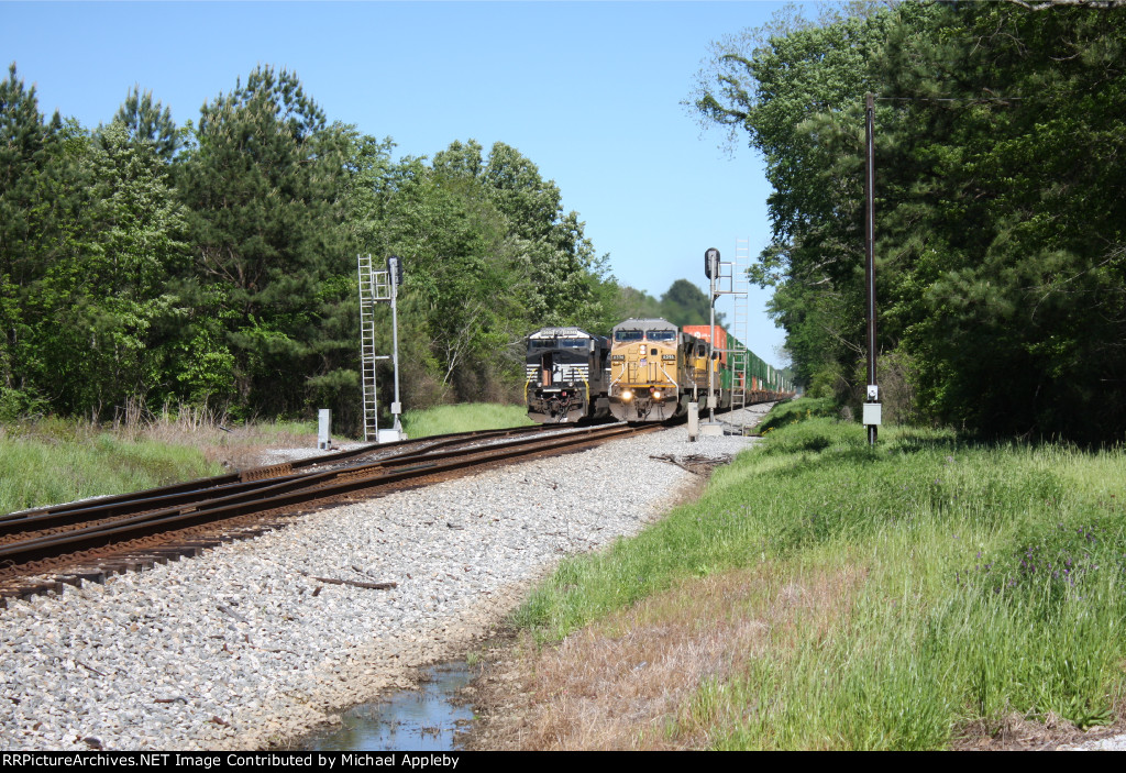 UP 6596 rolling past broken down NSJA at Hickory.