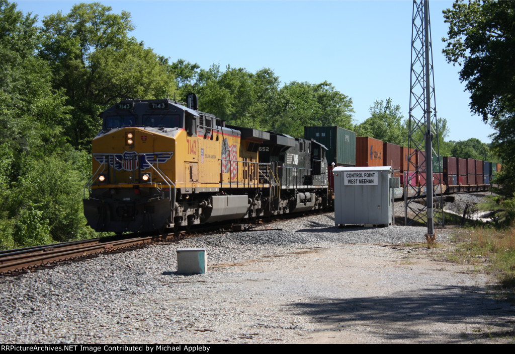 UP 7143 eastbound at Meehan.